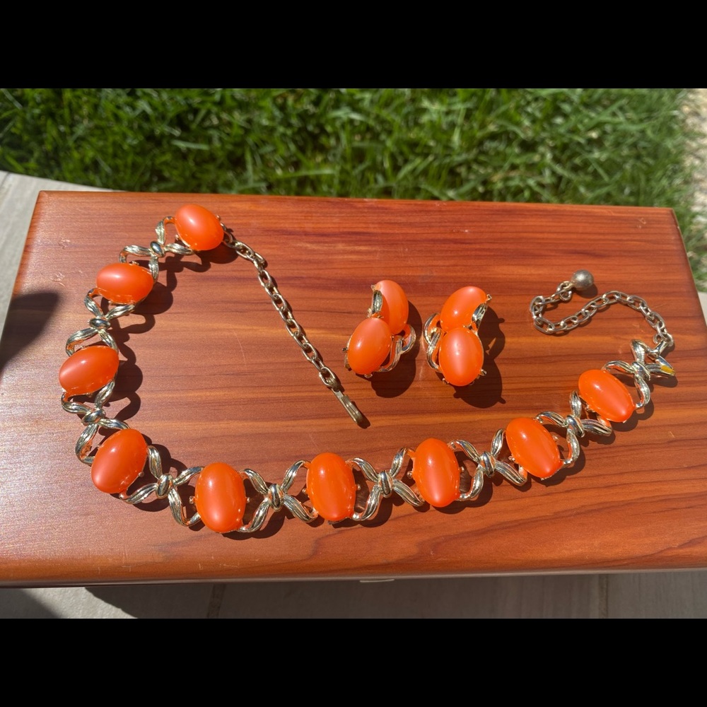 Unsigned set of bracelet and ear studs. Pristine condition